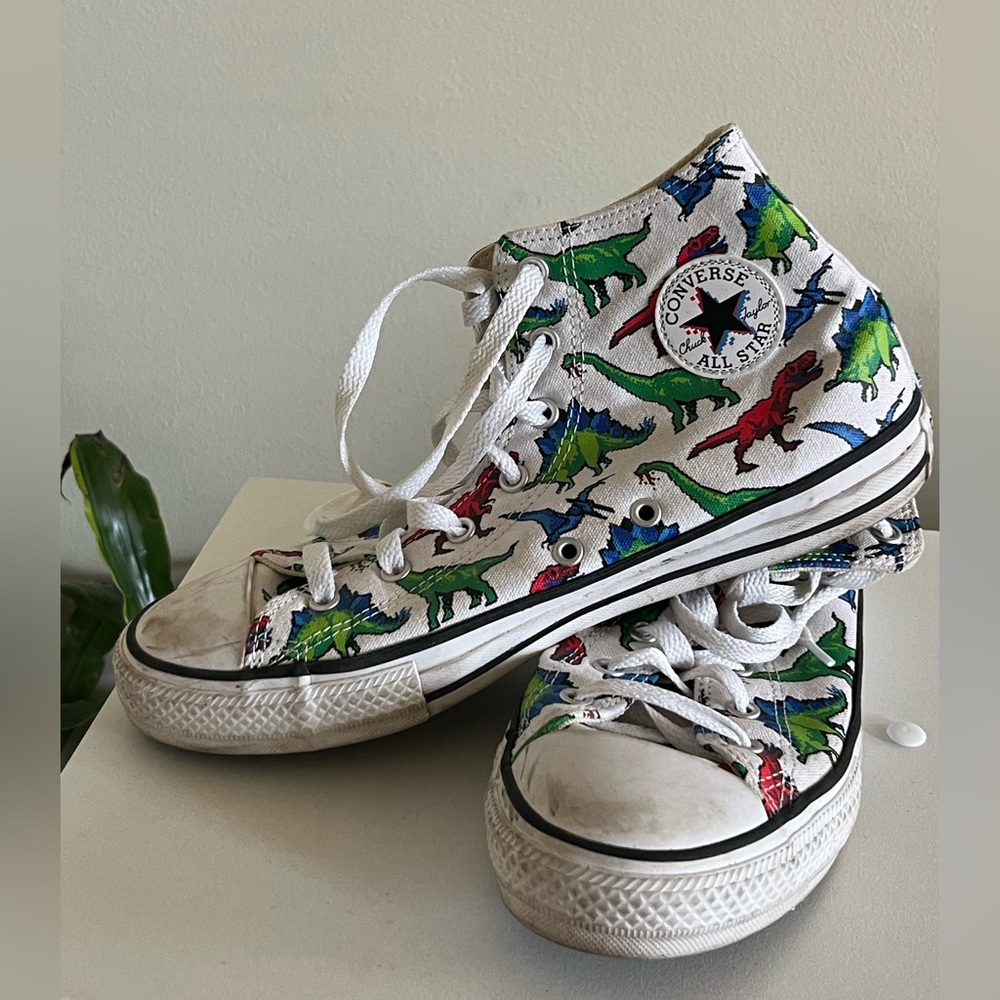 Converse Kids size 6, women’s size 9 Dinosaur converse. Great condition.